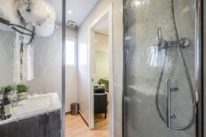 Shower, hair dryer, towels, shampoo