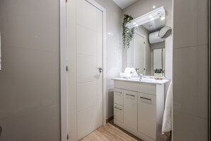 Shower, hair dryer, towels - Loft in Gran Via - 5º No Elevator- SB4 (Madrid)