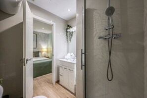 Een douche, een haardroger, handdoeken