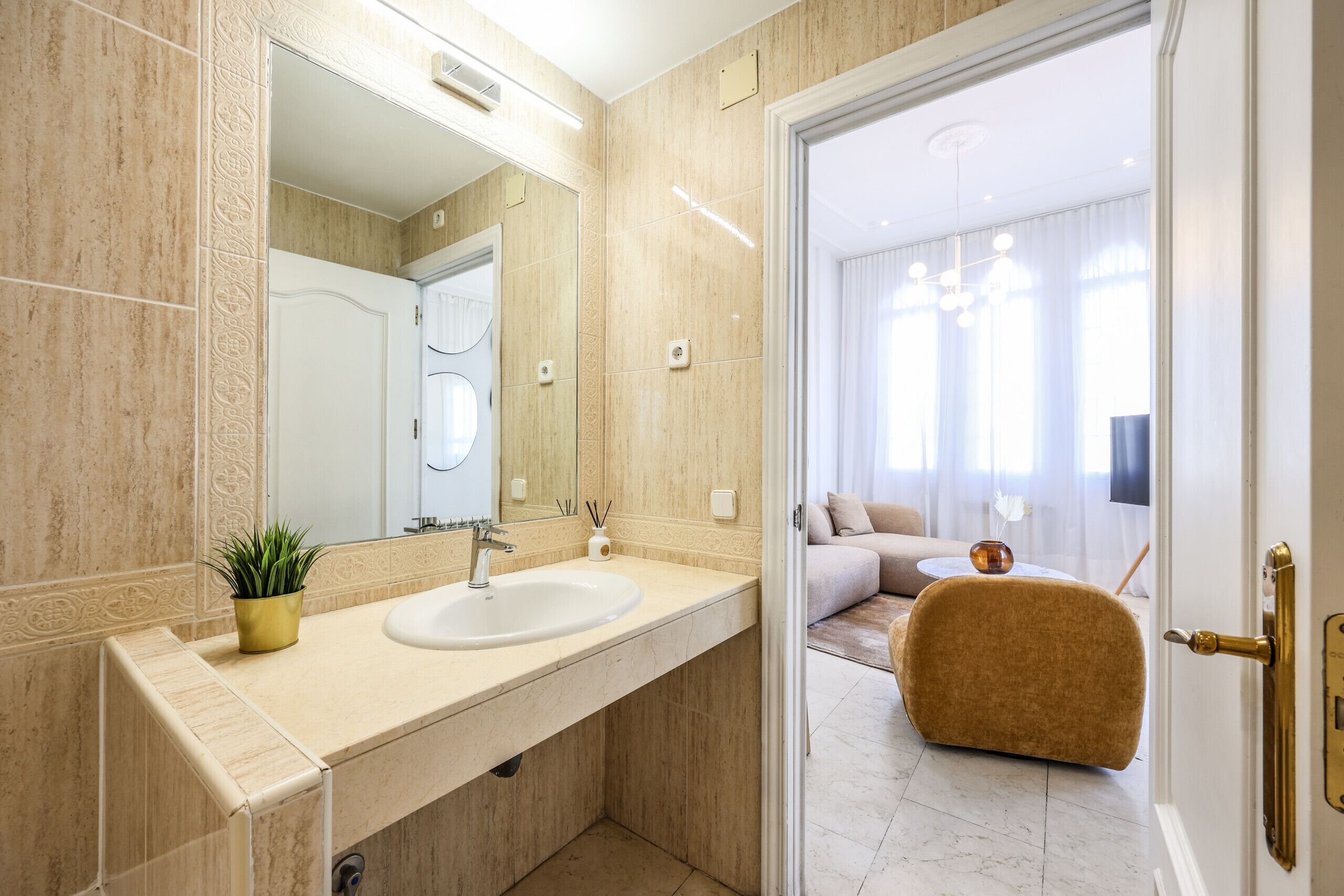 Bathtub, hair dryer, towels