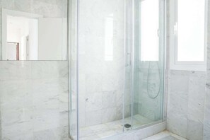 Douche, sĂšche-cheveux, serviettes fournies, shampoing