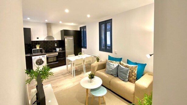 A modern apartment with a kitchen, dining area, and living room. - Incredible apartment in Atocha, 1C (Madrid)