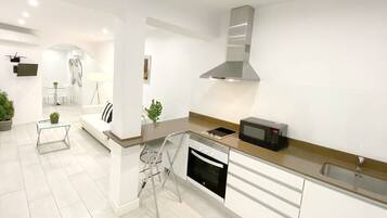 Een koelkast, een microgolfoven, een oven, een kookplaat