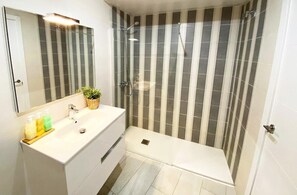 Shower, hair dryer, towels - Design apartment in Plaza Mayor 3D (Madrid)