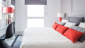 A hotel room with a bed, a desk, and a chair. - Incredible design apartment 6C (Madrid)