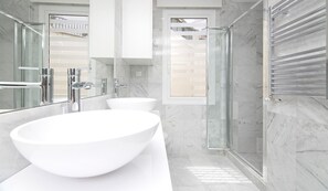 Shower, hair dryer, towels - Incredible design apartment 6C (Madrid)