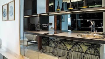 Een koelkast, een microgolfoven, een kookplaat