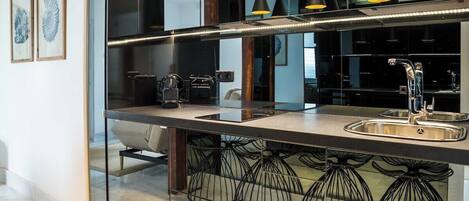 冷蔵庫、電子レンジ、コンロ、コーヒー / ティーメーカー