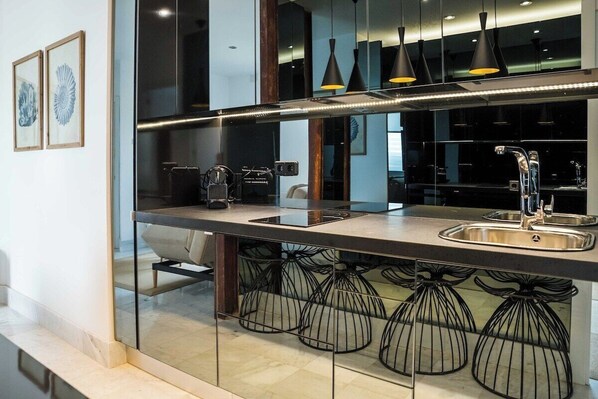 Réfrigérateur, micro-ondes, plaque de cuisson, cafetière/bouilloire