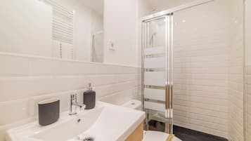 Een douche, een haardroger, handdoeken