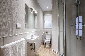 Bañera, secador de pelo y toallas
