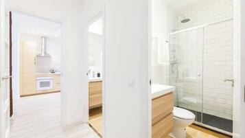 Een douche, een haardroger, handdoeken