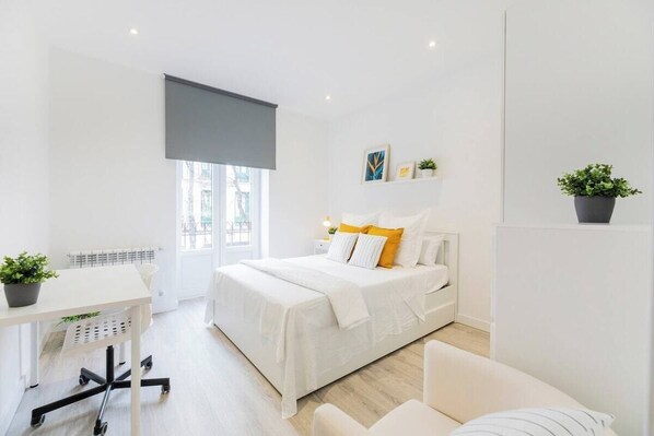 4 bedrooms, iron/ironing board, free WiFi, bed sheets - Incredible Quadruple Apartment in Atocha 1B (Madrid)