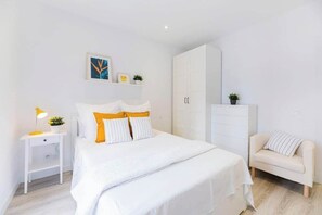 4 slaapkamers, een strijkplank/strijkijzer, gratis wifi, beddengoed