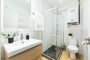 Shower, hair dryer, towels - Incredible Quadruple Apartment in Atocha 1B (Madrid)