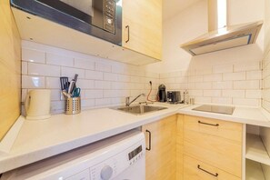 Fridge, microwave, stovetop, coffee/tea maker - Incredible Quadruple Apartment in Atocha, 4A (Madrid)