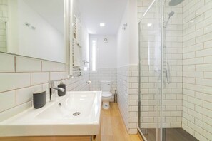 Ducha, secador de pelo y toallas