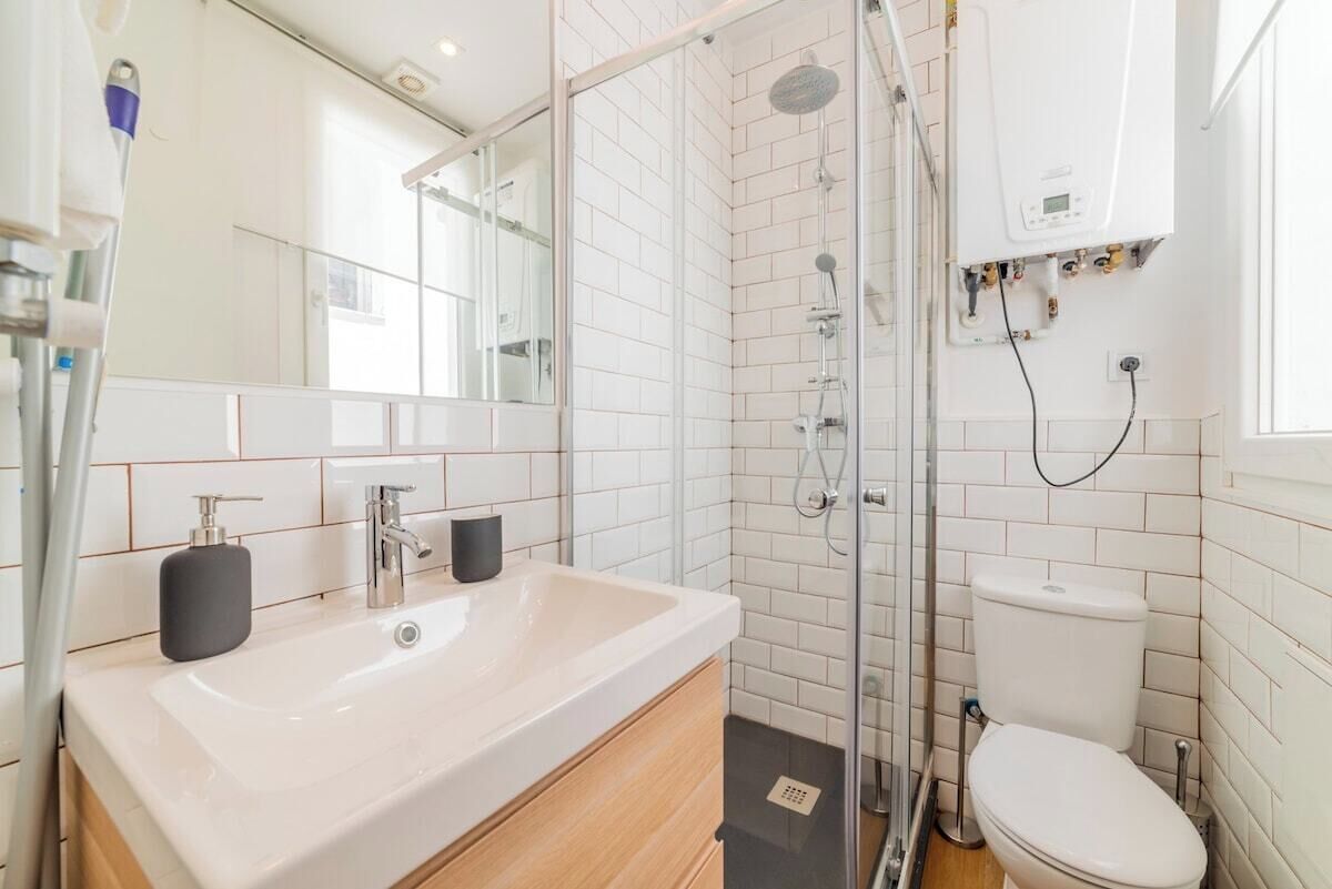 Een douche, een haardroger, handdoeken