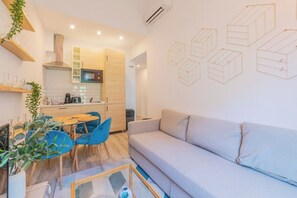 TV - Incredible Quadruple Apartment in Atocha, 4C (Madrid)
