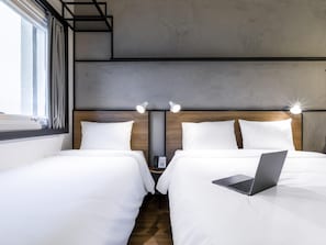 Quarto standard, várias camas | Cofres nos quartos, quartos à prova de som