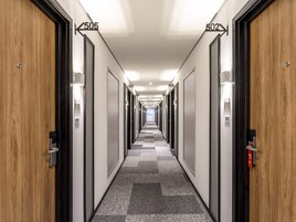 Corredor de hotel com portas numeradas 502, 503, 504, 505 e 507.