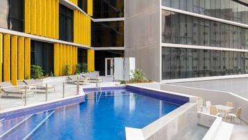 Piscina externa, funciona das 8h às 22h, guarda-sóis, espreguiçadeiras