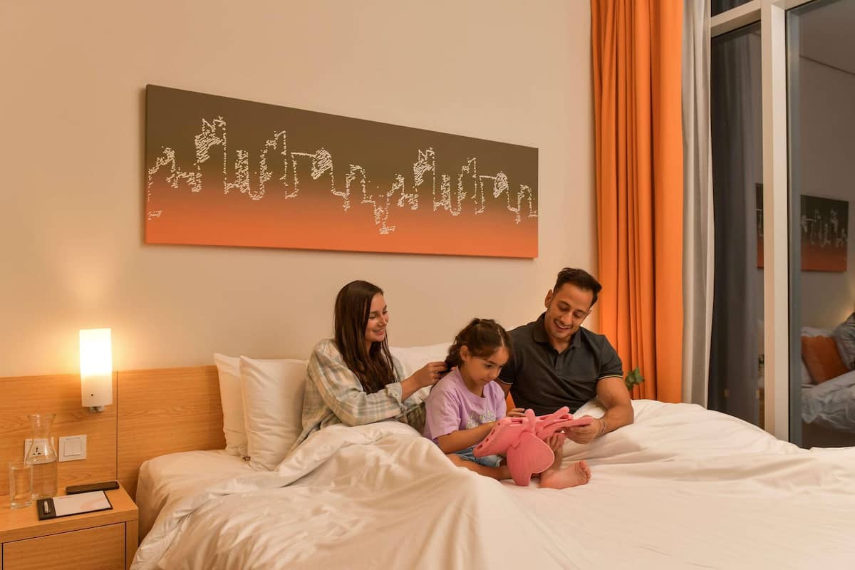 Luxe beddengoed, bedden met traagschuimmatras, een kluis op de kamer