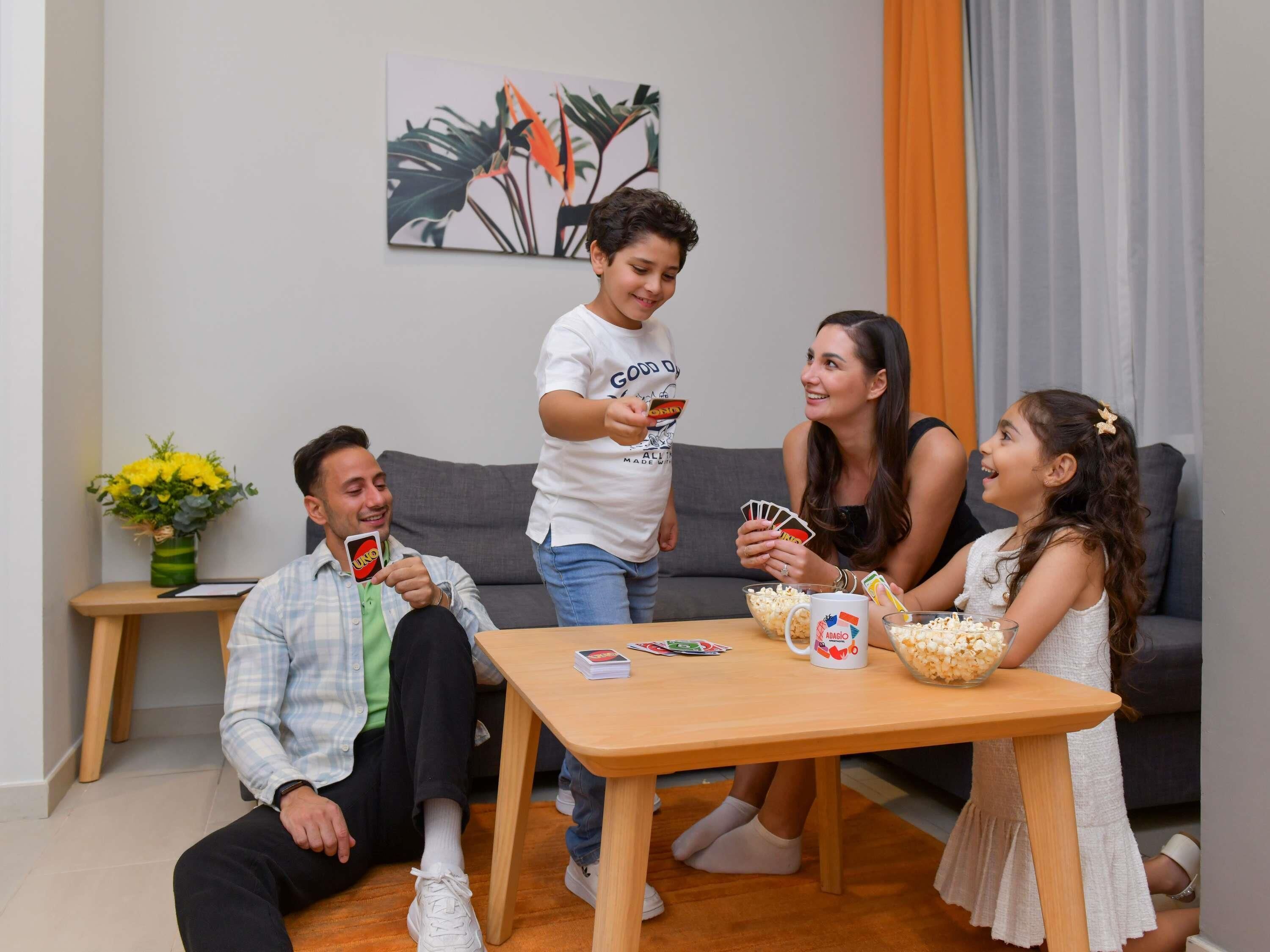 أغطية فراش متميزة وأسرّة بإسفنج يتكيف مع شكل الجسم وخزنة داخل الغرفة