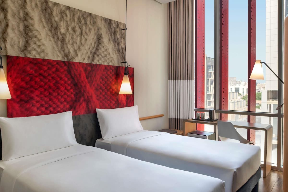 Hochwertige Bettwaren, Betten mit Memory-Foam-Matratzen, Minibar