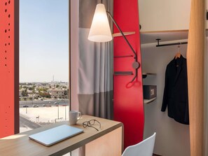 Premium bedding, memory foam beds, minibar, in-room safe - Ibis Doha (Doha)