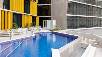 Piscina externa, funciona das 8h às 22h, guarda-sóis, espreguiçadeiras