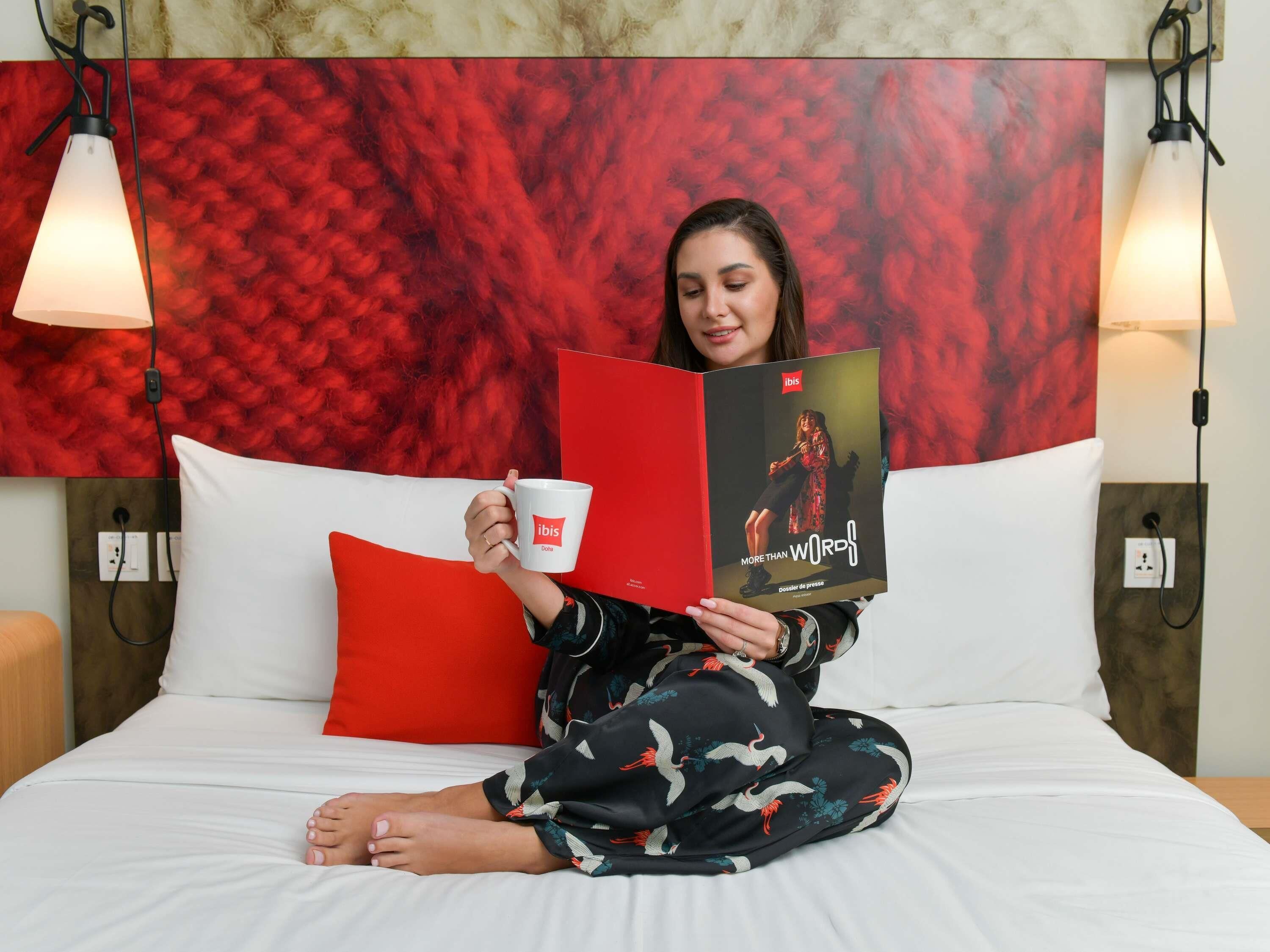 Ropa de cama de alta calidad, colchones con efecto memoria y minibar 