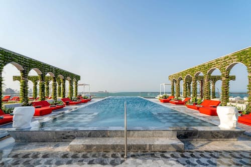 2 piscines extérieures, accès possible de 8 h à 20 h, parasols