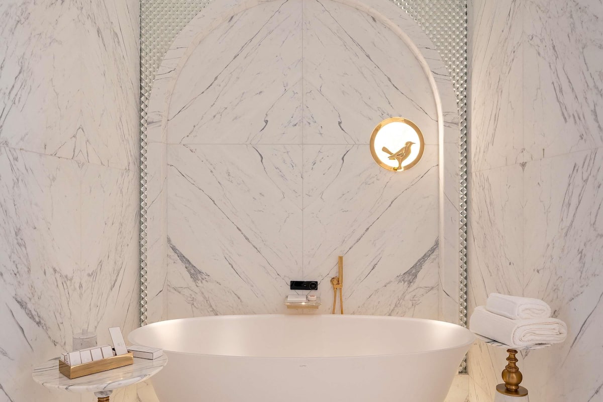 低刺激性寝具、ミニバー、セーフティボックス (室内)、客室ごとに異なる装飾