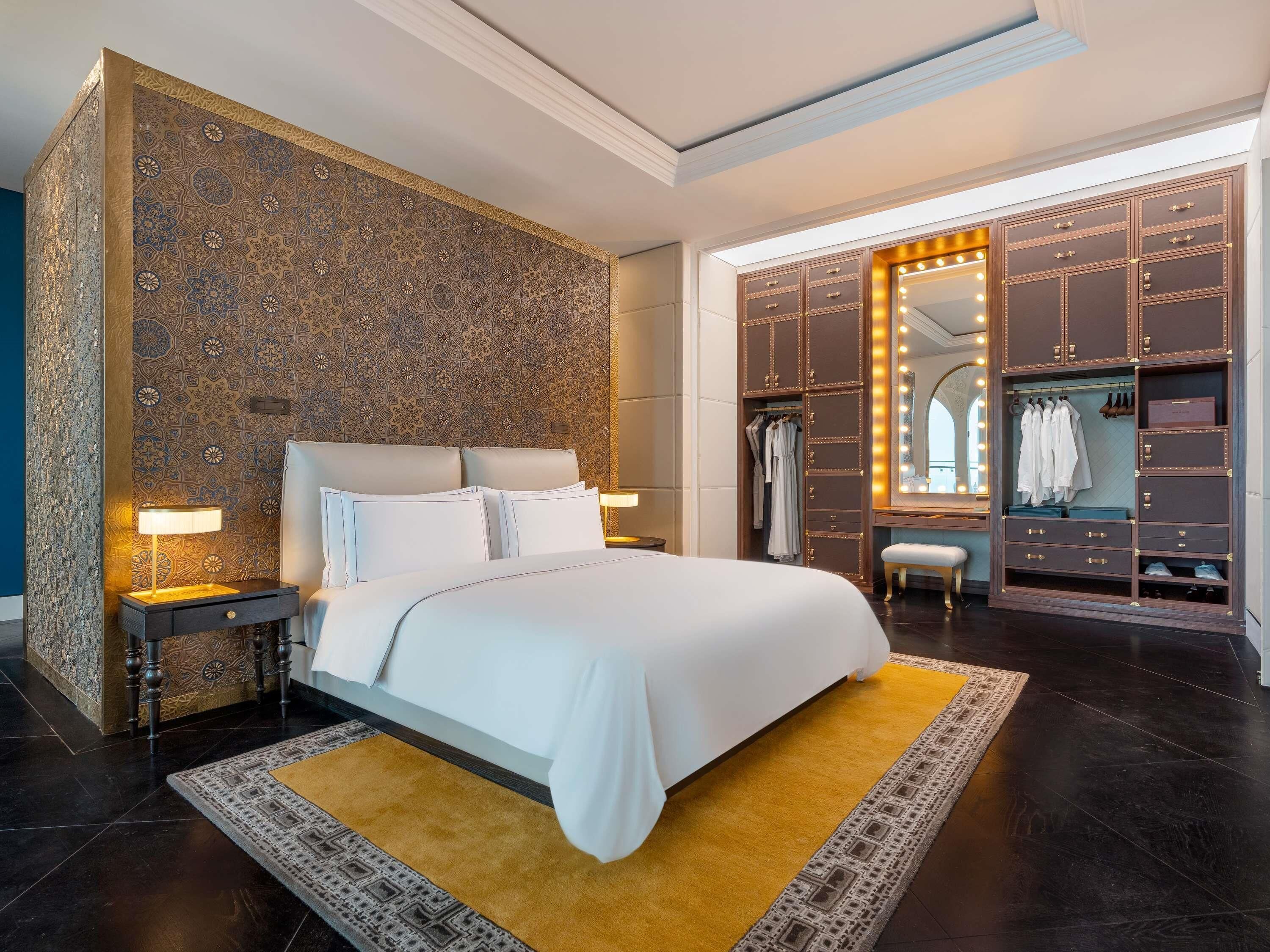 Signature Suite (Crescent) | Hypo-allergenic bedding available, minibar, in-room safe, desk