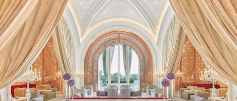 5 restaurants, breakfast, lunch, dinner served; Italian cuisine