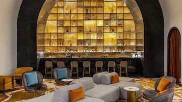 5 restaurants, breakfast, lunch, dinner served; Italian cuisine