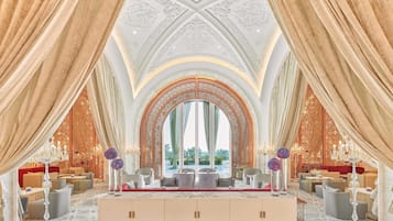 5 restaurants, breakfast, lunch, dinner served; Italian cuisine