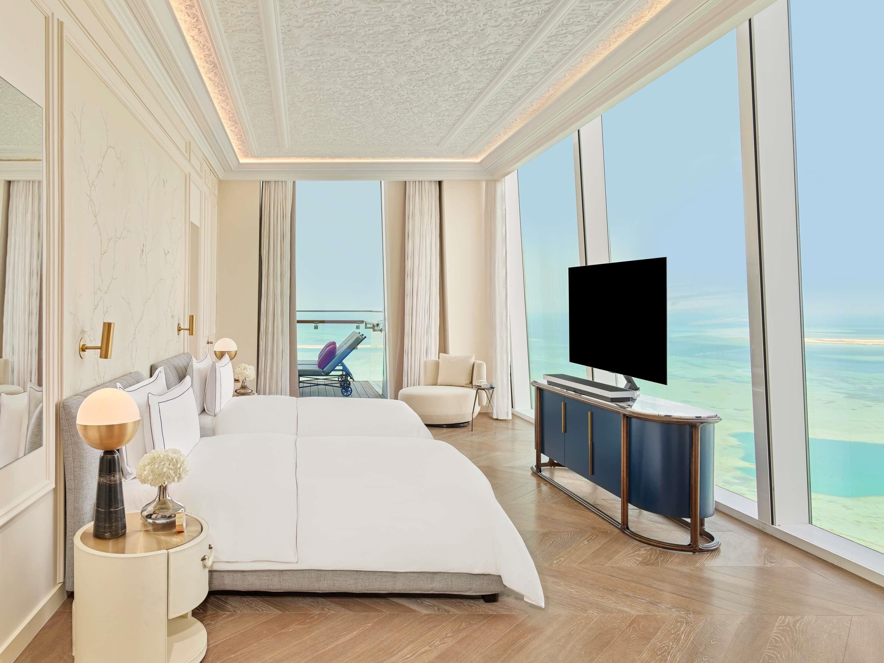 Suite (Parisian, 1 double and 2 twin beds) | Hypoallergeen beddengoed, een minibar, een kluis op de kamer, een bureau