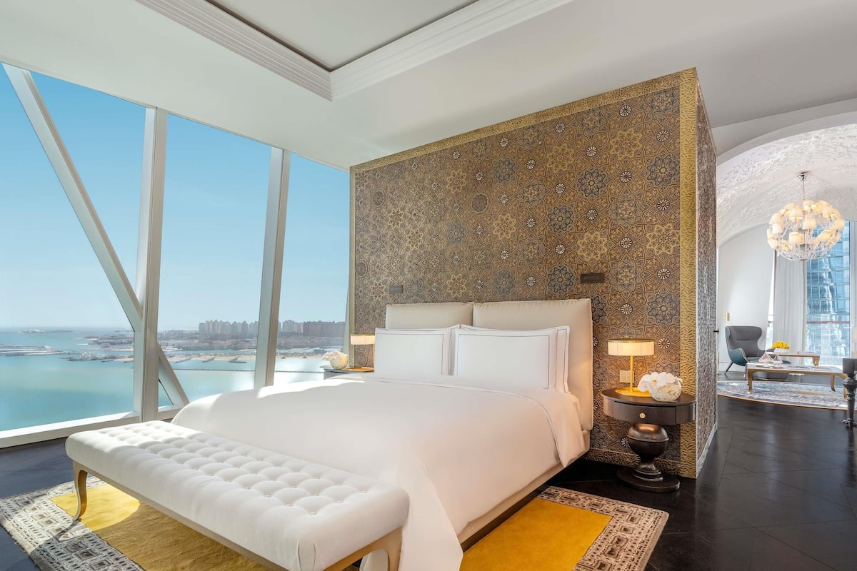 Signature Suite (Gulf) | Hypo-allergenic bedding available, minibar, in-room safe, desk