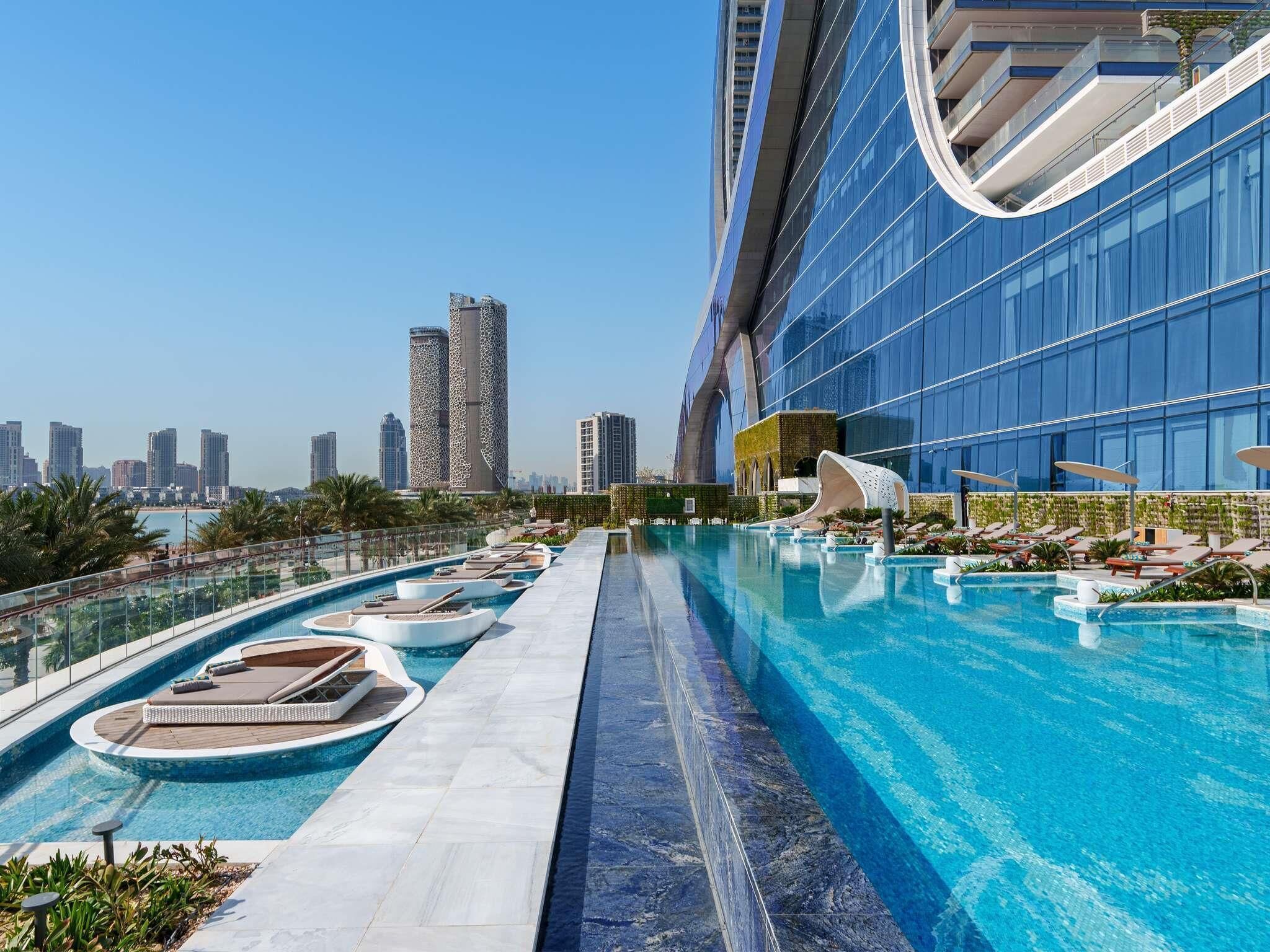 2 piscinas al aire libre, sombrillas, sillones reclinables de piscina