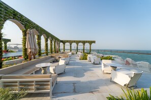 5 restaurants, breakfast, lunch, dinner served; Italian cuisine