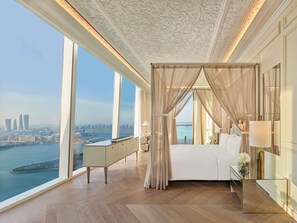 Phòng Suite (Parisian, 1 double and 2 twin beds) | 1 phòng ngủ, bộ đồ giường kháng dị ứng, minibar, két bảo mật tại phòng 