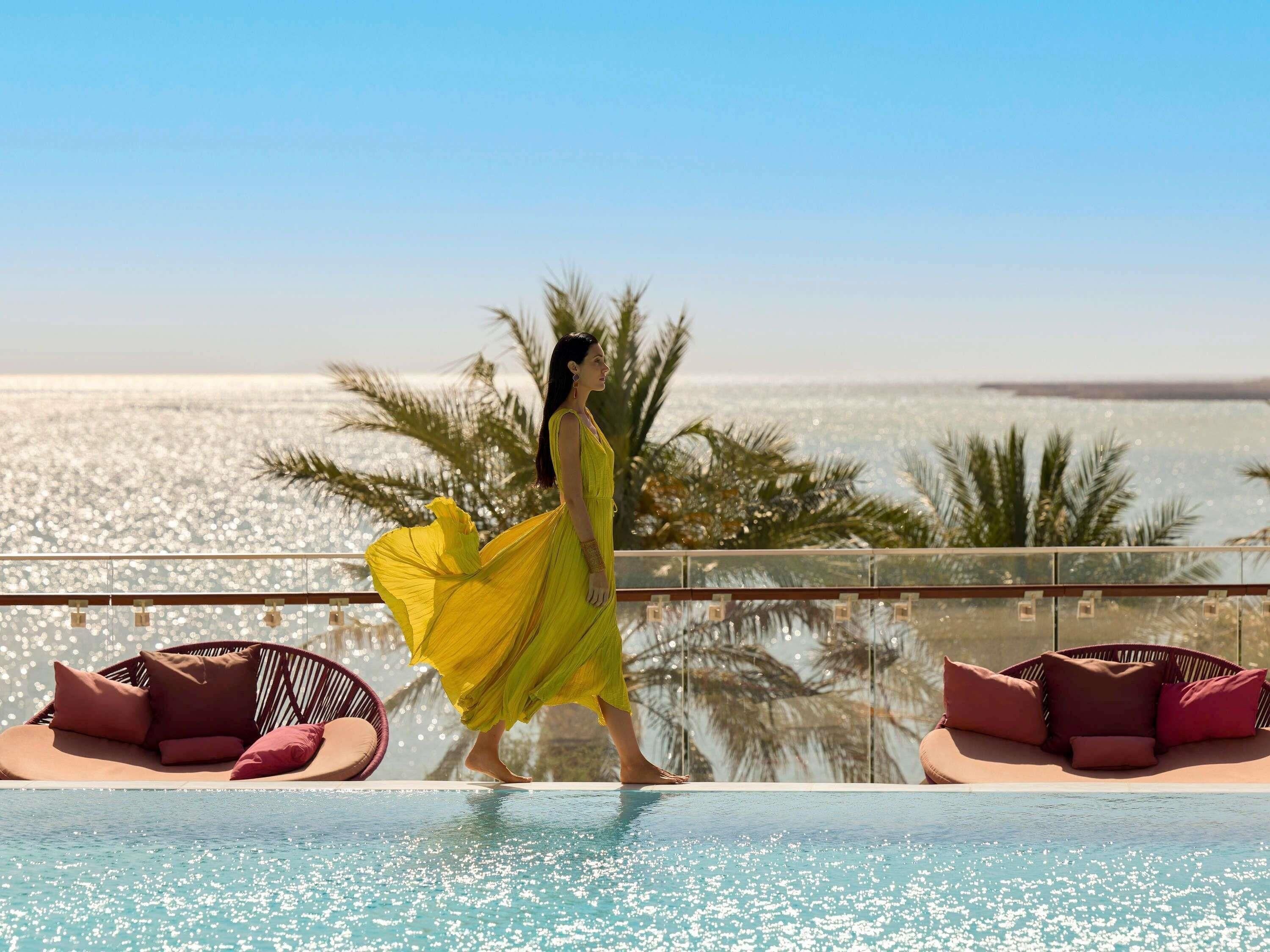 Una piscina techada, 2 piscinas al aire libre