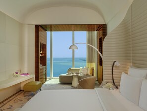 Egyptian cotton sheets, premium bedding, minibar, in-room safe - Fairmont Doha (Doha)