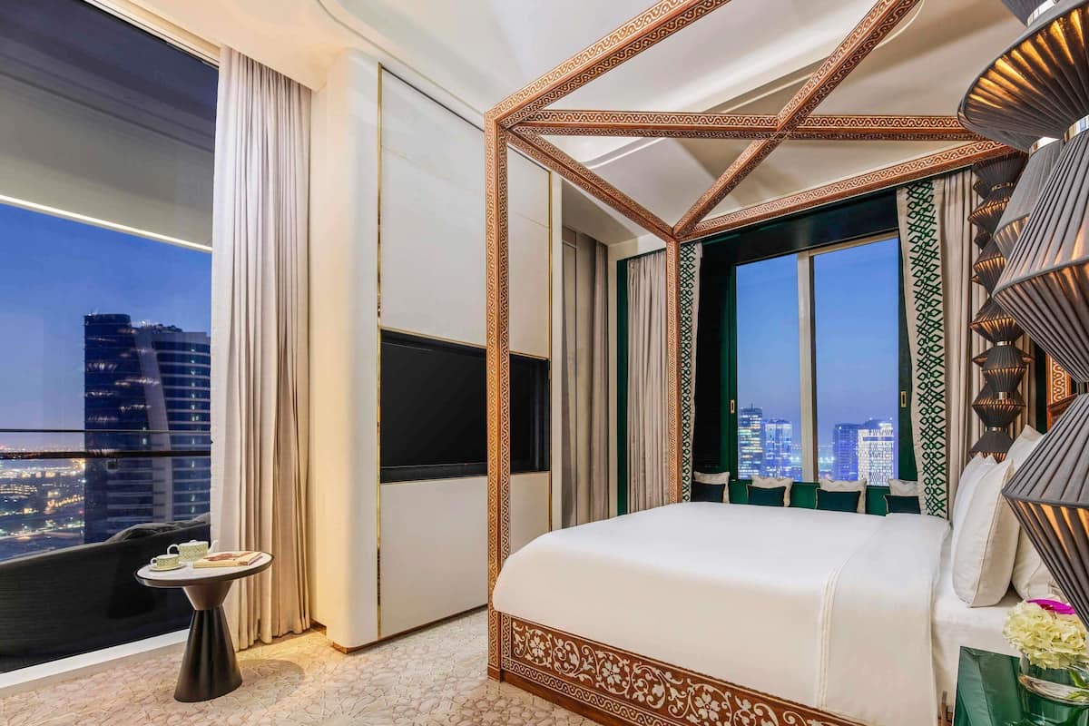 Diplomat Corner Suite