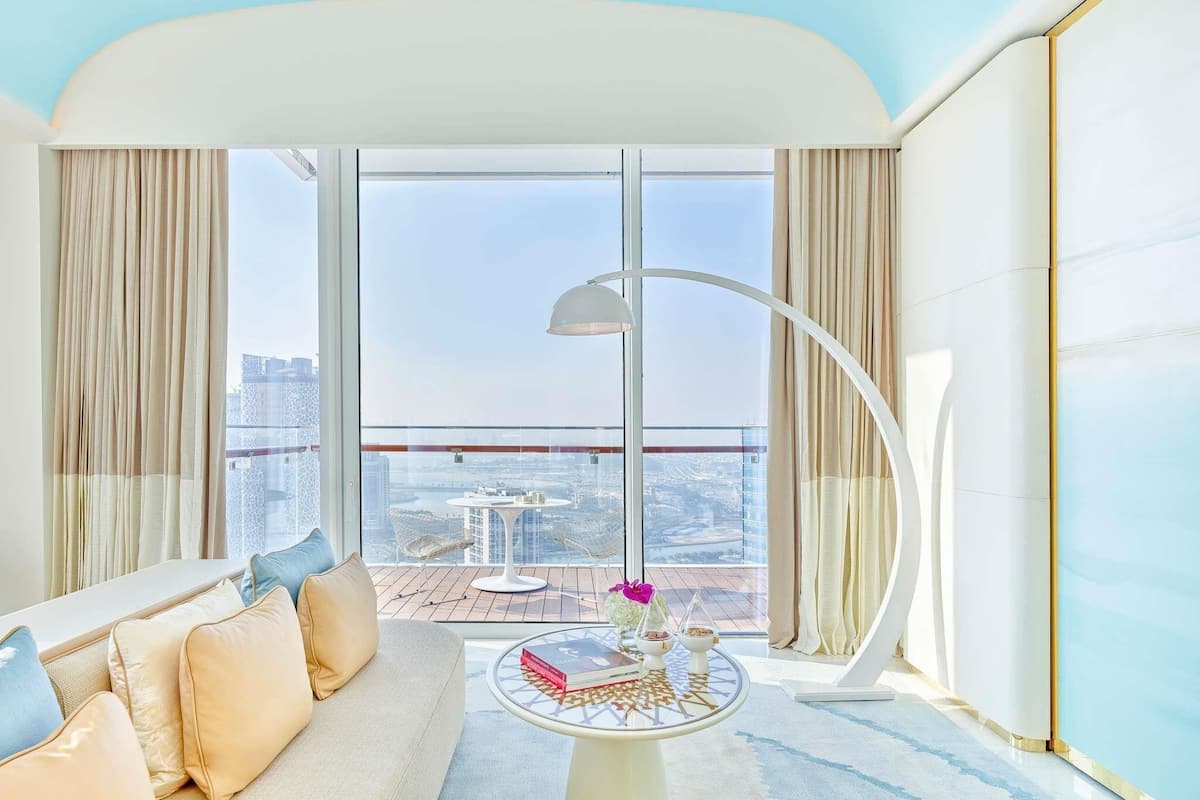 Suite, 1 habitación, balcón, vista a la ciudad (Gold) | Sábanas de algodón egipcio, ropa de cama de alta calidad y minibar