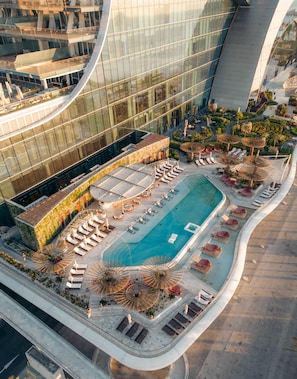 Piscine intérieure, 2 piscines extérieures, 8 h à 20 h, chaises longues