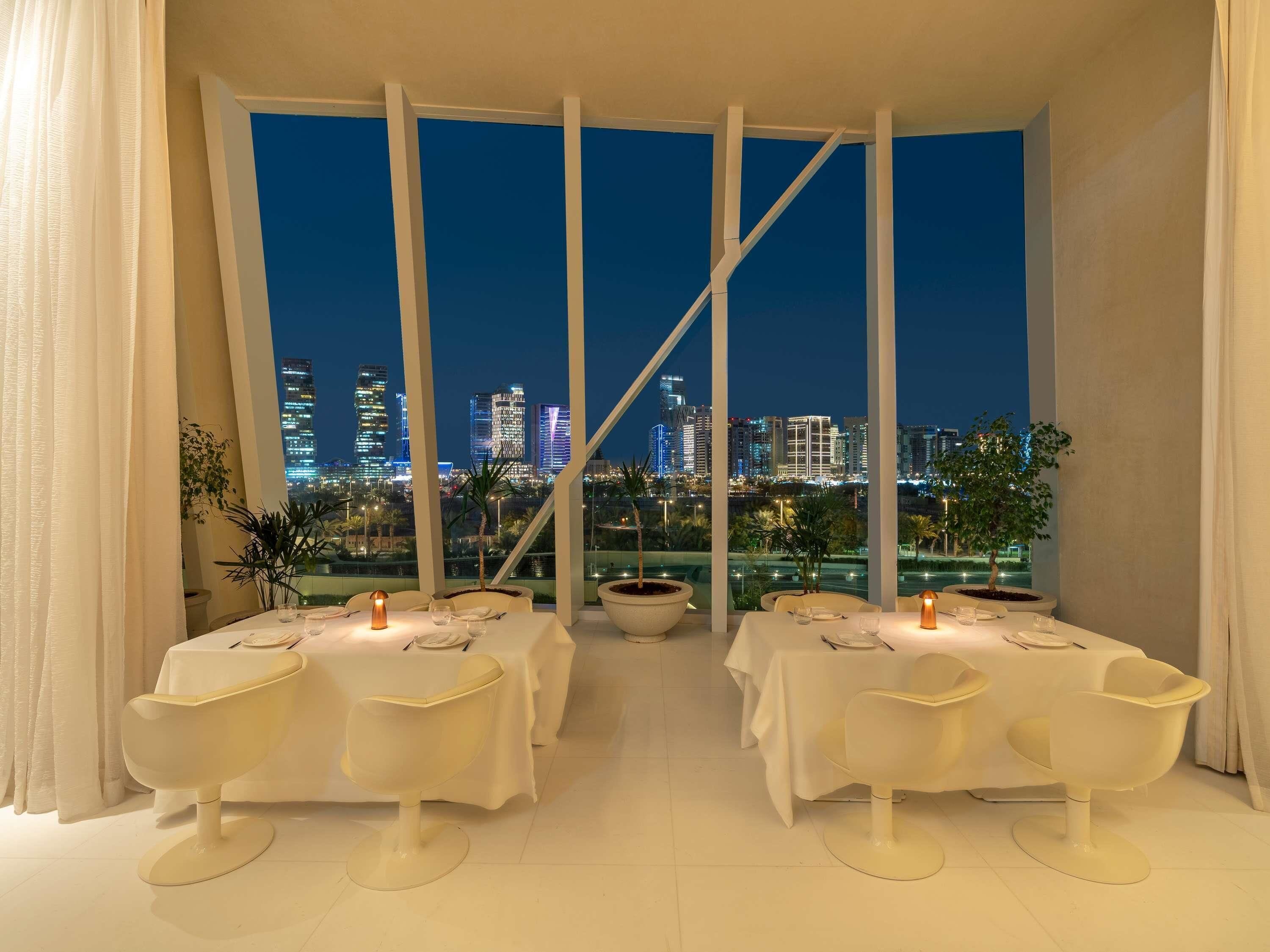 5 restaurantes; se sirve desayuno y almuerzo; cocina latinoamericana