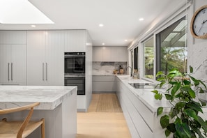 Geladeira, micro-ondas, fogão, cooktop